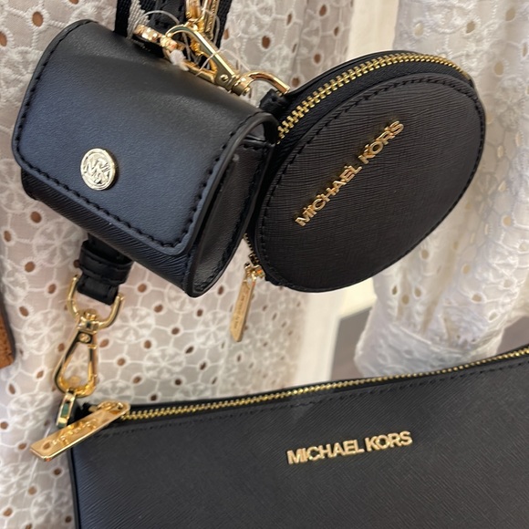 MICHAEL KORS
Jet Set Saffiano Leather Crossbody Bag with Case for Airpods Pro® - Picture 16 of 16